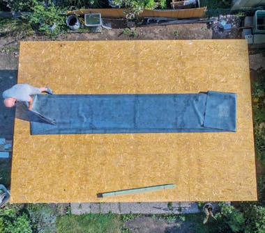 Isolert anneks: Gummiduk på tak til isolert anneks Isolert anneks: Gummiduk legges på taket til det isolerte annekset